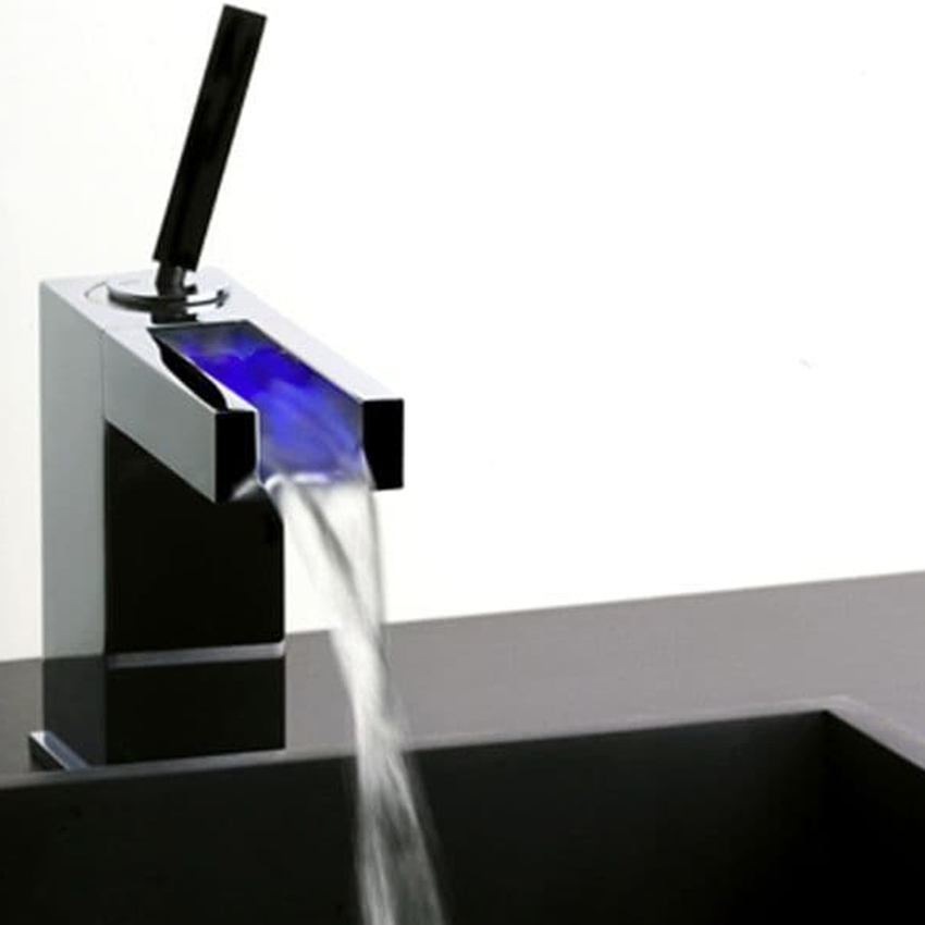 Immagine di Gessi RETTANGOLO CASCATA COLOUR miscelatore joystick per lavabo con scarico, flessibili di collegamento e sistema di illuminazione, finitura cromo 30902#031