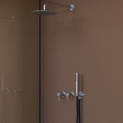 Immagine di Flaminia STIL set doccia con miscelatore monocomando ad incasso con corpo incasso incluso, deviatore, soffione rotondo a parete e doccetta, finitura acciaio spazzolato ST2550ACC