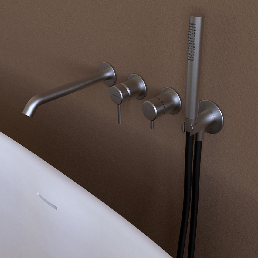 Immagine di Flaminia STIL set vasca con miscelatore monocomando ad incasso, deviatore, bocca di erogazione, flessibile, doccetta e supporto doccetta, corpo incasso incluso, finitura acciaio spazzolato ST2570ACC