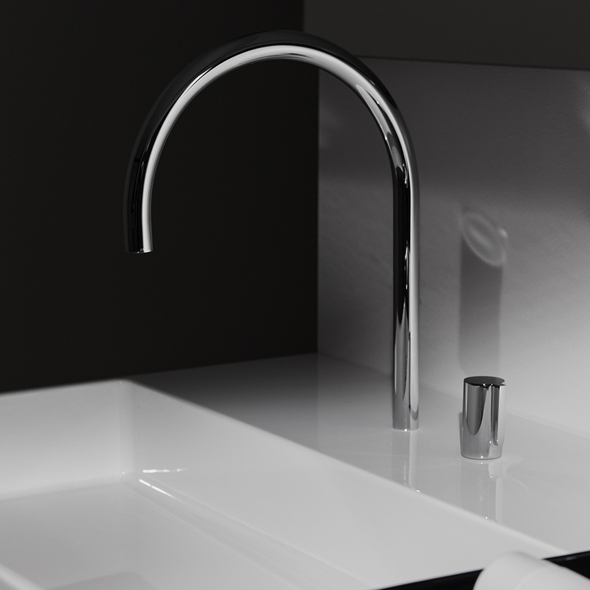 Immagine di Ideal Standard SOLOS lavabo rettificato L.122 cm, sospeso o da appoggio, senza troppopieno, con due fori per rubinetteria sequenziale, colore bianco finitura lucido T536801