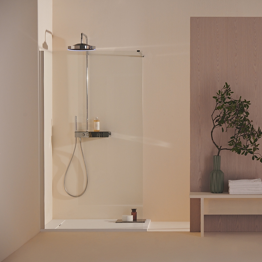 Immagine di Ideal Standard SOLOS colonna doccia con soffione rotondo 22 cm e luce LED, doccetta, supporto, mensola XXL integrata e flessibile 175 cm, senza corpo incasso, finitura cromo A7883AA