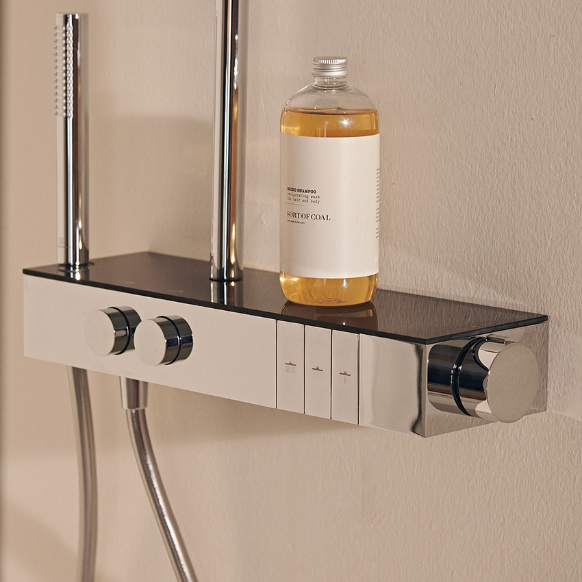 Immagine di Ideal Standard SOLOS colonna doccia con soffione rotondo 30 cm, doccetta stick, supporto integrato nella mensola e flessibile 175 cm, finitura cromo A7884AA