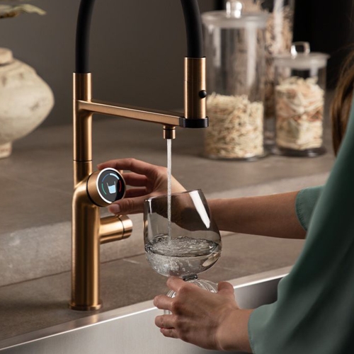 Immagine di Gessi VITA miscelatore semi-professionale monocomando H.51 cm, con bocca girevole e sistema di erogazione multifunzione, finitura warm bronze brushed PVD 60722#726
