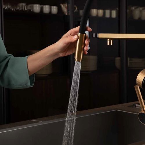 Immagine di Gessi VITA miscelatore semi-professionale monocomando H.51 cm, con bocca girevole e sistema di erogazione multifunzione, finitura warm bronze brushed PVD 60722#726