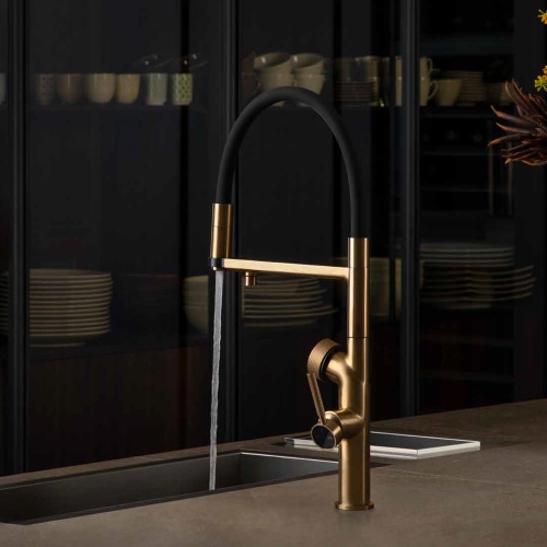 Immagine di Gessi VITA miscelatore semi-professionale monocomando H.51 cm, con bocca girevole e sistema di erogazione multifunzione, finitura warm bronze brushed PVD 60722#726