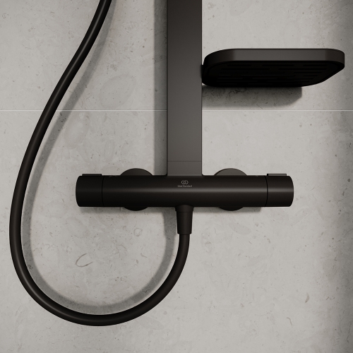 Immagine di Ideal Standard ALU+ colonna doccia termostatica con 2 mensole, doccetta a mano a 2 funzioni e soffione rotondo Ø 26 cm, colore nero seta finitura opaco BD583XG