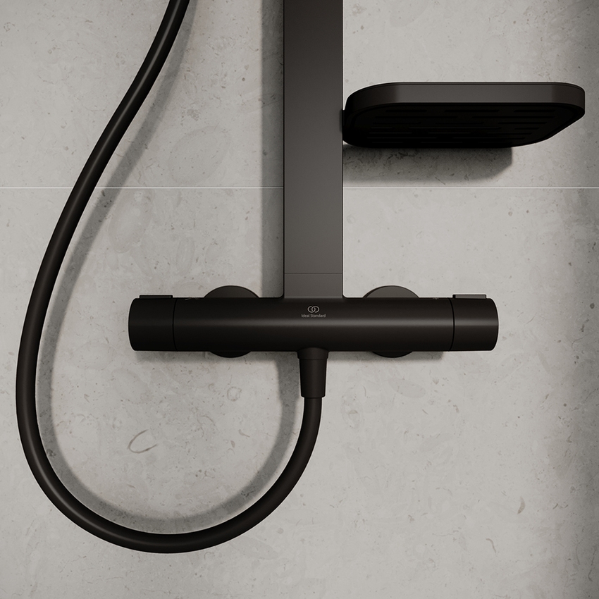 Immagine di Ideal Standard ALU+ colonna doccia termostatica con 2 mensole, doccetta a mano a 2 funzioni e soffione rotondo Ø 26 cm, colore nero seta finitura opaco BD583XG