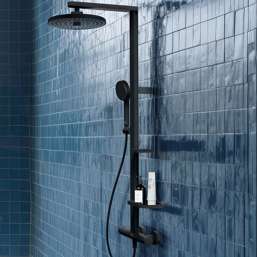 Immagine di Ideal Standard ALU+ colonna doccia termostatica con 2 mensole, doccetta a mano a 2 funzioni e soffione rotondo Ø 26 cm, colore nero seta finitura opaco BD583XG