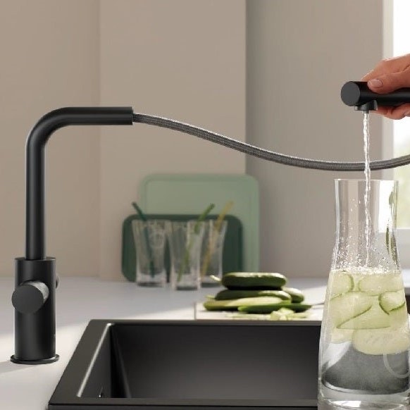 Immagine di Grohe BLUE PURE MINTA miscelatore monocomando per lavello con sistema filtrante dell’acqua e doccetta estraibile, colore nero finitura ultra opaco 1000142