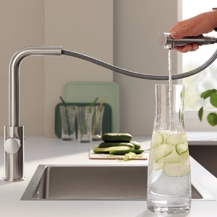 Immagine di Grohe BLUE PURE MINTA miscelatore monocomando per lavello con sistema filtrante dell’acqua e doccetta estraibile, finitura cromo satinato 1000141