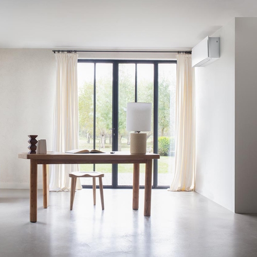 Immagine di Daikin EMURA Climatizzatore a parete monosplit inverter Wi-Fi, bianco | unità esterna 2 kW unità interna 7000 BTU SB.FTXJ20AW9/RXJA