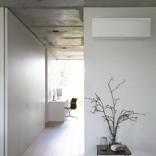 Immagine di Daikin EMURA Climatizzatore a parete monosplit inverter Wi-Fi, bianco | unità esterna 2 kW unità interna 7000 BTU SB.FTXJ20AW9/RXJA