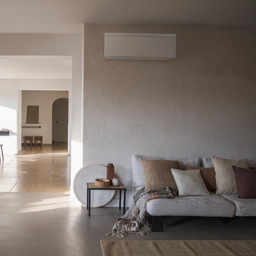 Immagine di Daikin EMURA Climatizzatore a parete monosplit inverter Wi-Fi, bianco | unità esterna 2.5 kW unità interna 9000 BTU SB.FTXJ25AW9/RXJA