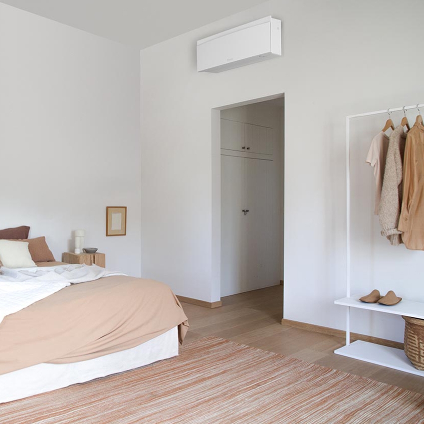 Immagine di Daikin EMURA Climatizzatore a parete monosplit inverter Wi-Fi, bianco | unità esterna 2.5 kW unità interna 9000 BTU SB.FTXJ25AW9/RXJA