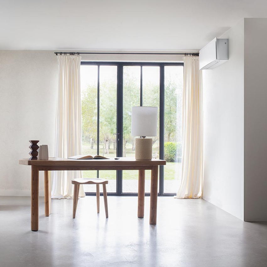 Immagine di Daikin EMURA Climatizzatore a parete monosplit inverter Wi-Fi, bianco | unità esterna 2.5 kW unità interna 9000 BTU SB.FTXJ25AW9/RXJA