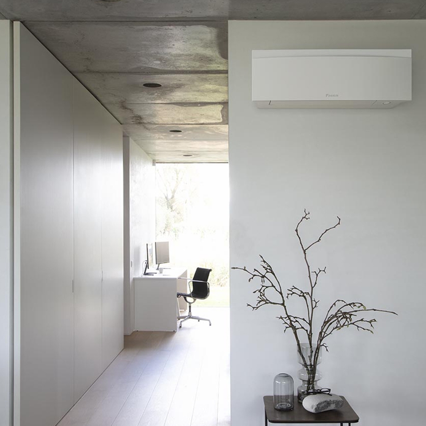 Immagine di Daikin EMURA Climatizzatore a parete monosplit inverter Wi-Fi, bianco | unità esterna 2.5 kW unità interna 9000 BTU SB.FTXJ25AW9/RXJA