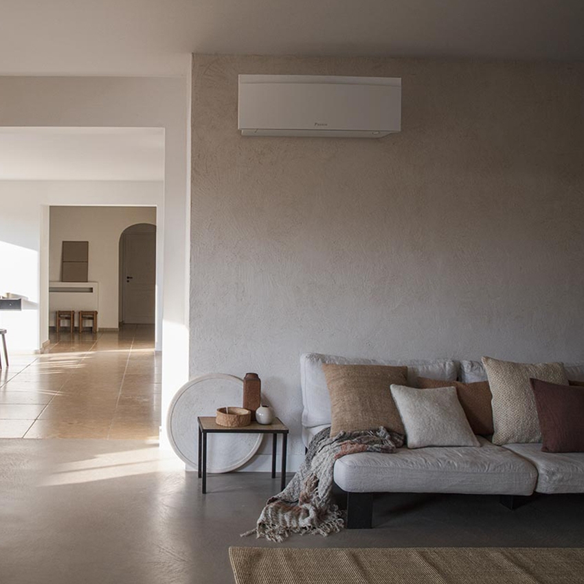 Immagine di Daikin EMURA Climatizzatore a parete monosplit inverter Wi-Fi, bianco | unità esterna 3.4 kW unità interna 12000 BTU SB.FTXJ35AW9/RXJA