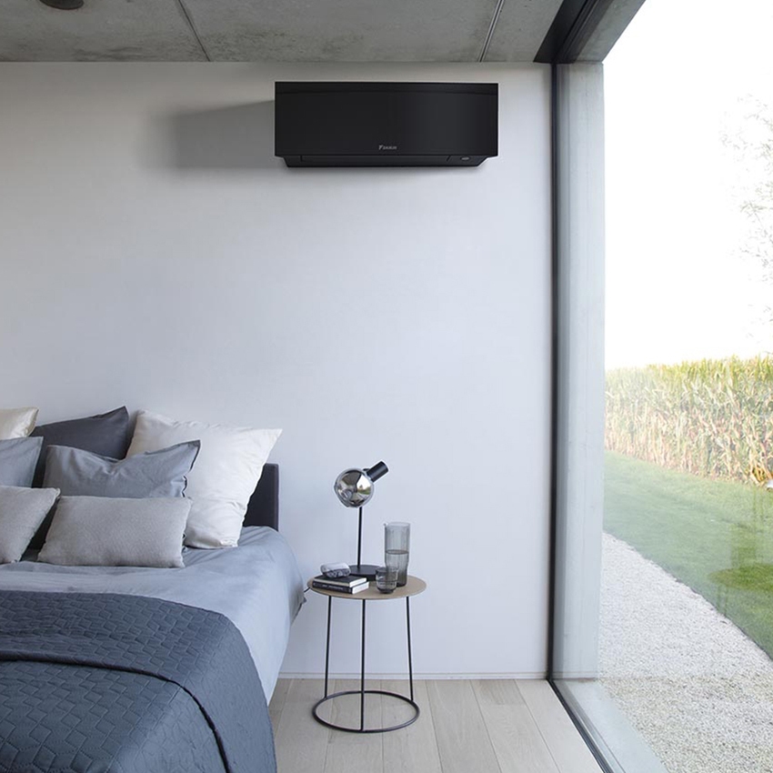 Immagine di Daikin EMURA Climatizzatore a parete monosplit inverter Wi-Fi, black | unità esterna 4.2 kW unità interna 15000 BTU SB.FTXJ42AB9/RXJA