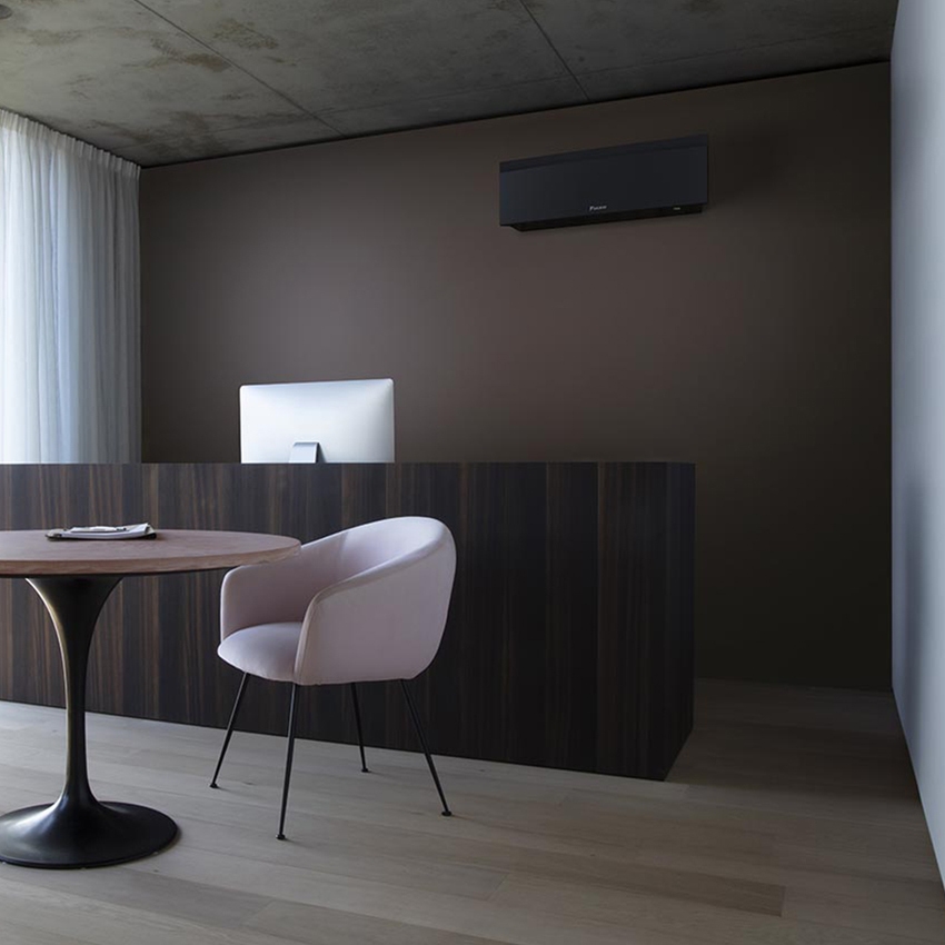 Immagine di Daikin EMURA Climatizzatore a parete monosplit inverter Wi-Fi, black | unità esterna 4.2 kW unità interna 15000 BTU SB.FTXJ42AB9/RXJA