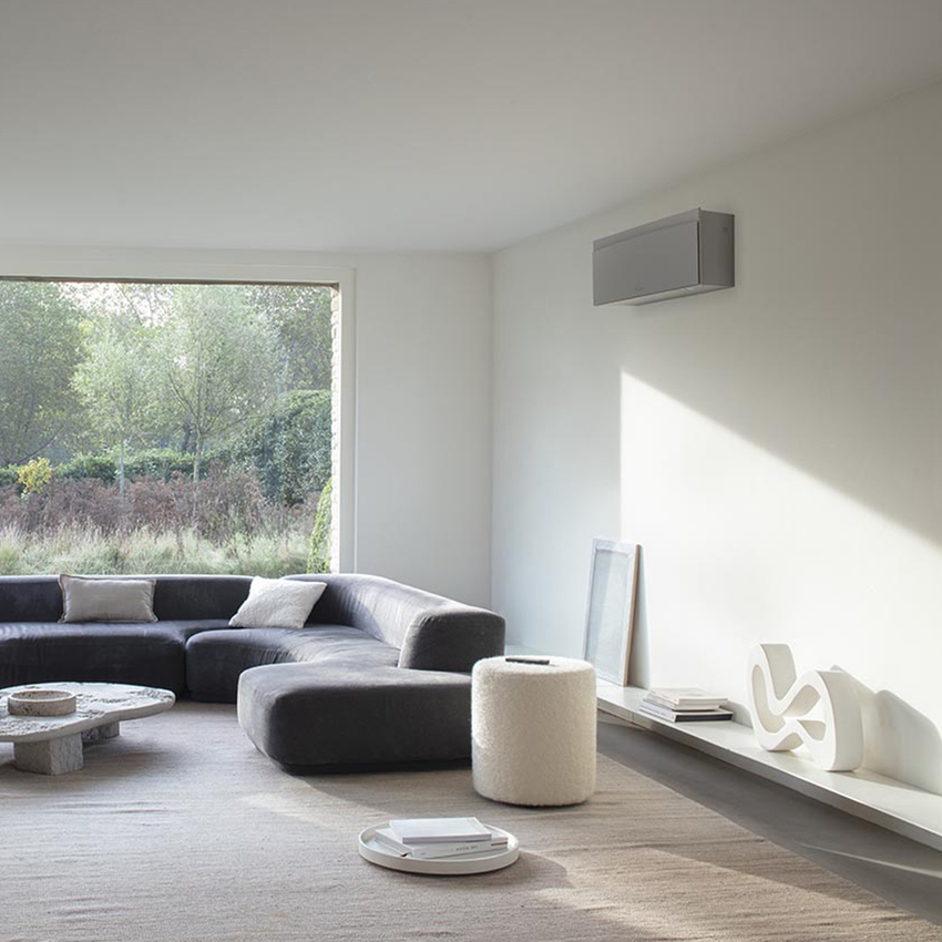 Immagine di Daikin EMURA Climatizzatore a parete monosplit inverter Wi-Fi, silver | unità esterna 2 kW unità interna 7000 BTU SB.FTXJ20AS9/RXJA