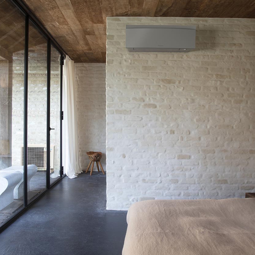 Immagine di Daikin EMURA Climatizzatore a parete monosplit inverter Wi-Fi, silver | unità esterna 2 kW unità interna 7000 BTU SB.FTXJ20AS9/RXJA