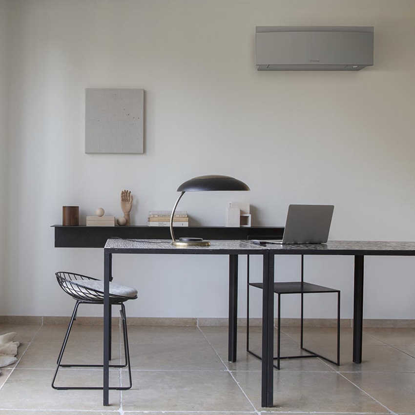 Immagine di Daikin EMURA Climatizzatore a parete monosplit inverter Wi-Fi, silver | unità esterna 3.4 kW unità interna 12000 BTU SB.FTXJ35AS9/RXJA