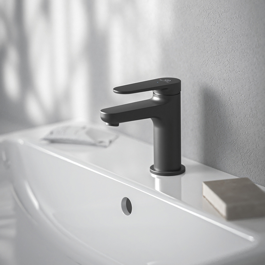 Immagine di Ideal Standard CERAFINE O miscelatore monocomando H.13 cm per lavabo, senza asta di comando e scarico piletta, con sistema BlueStart, colore nero finitura opaco BD766XG