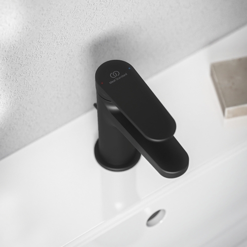 Immagine di Ideal Standard CERAFINE O miscelatore monocomando H.13 cm per lavabo, con asta di comando e scarico piletta da 1-1/4", colore nero finitura opaco BD907XG