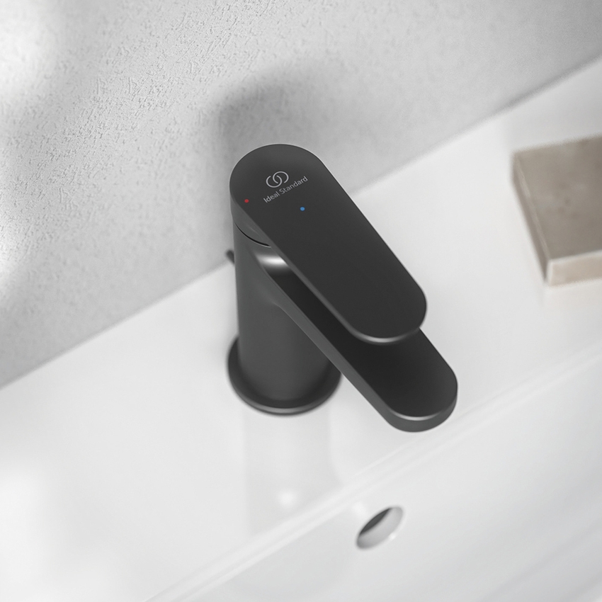 Immagine di Ideal Standard CERAFINE O miscelatore monocomando H.13 cm per lavabo, con asta di comando e scarico piletta da 1-1/4", con sistema BlueStart, colore nero finitura opaco BD767XG