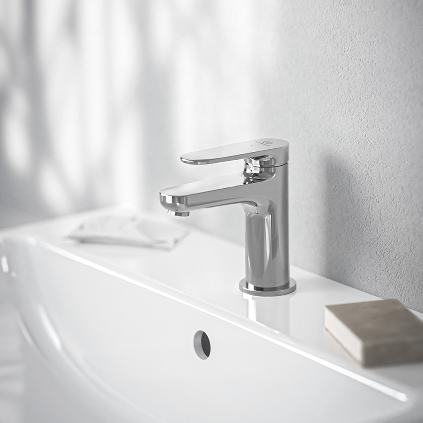 Immagine di Ideal Standard CERAFINE O miscelatore monocomando H.13 cm per lavabo, scarico piletta Click-Clack e sistema BlueStart, finitura cromo BD964AA