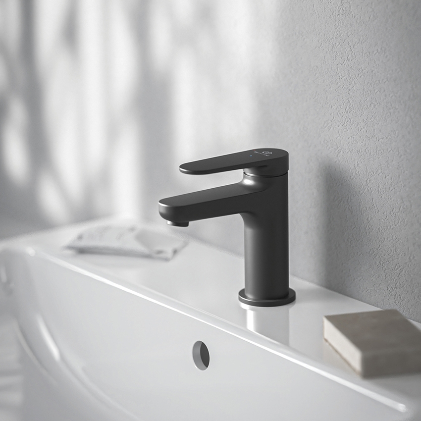 Immagine di Ideal Standard CERAFINE O miscelatore monocomando H.13 cm per lavabo, scarico piletta Click-Clack e sistema BlueStart, colore nero finitura opaco BD964XG