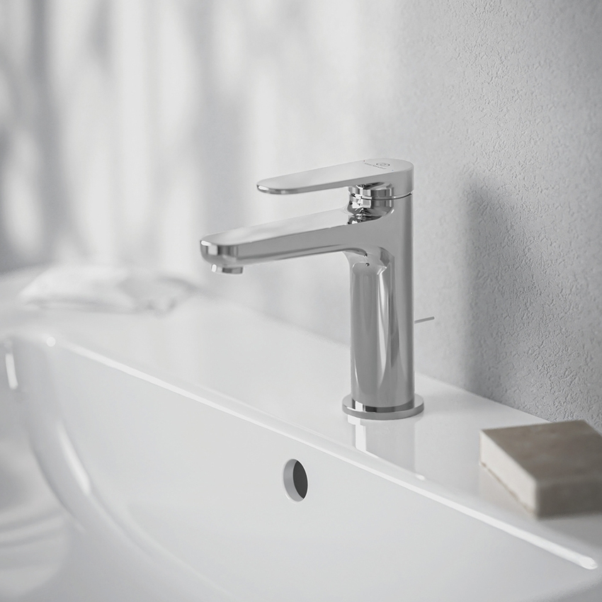 Immagine di Ideal Standard CERAFINE O miscelatore monocomando H.15 cm per lavabo, con asta di comando e scarico piletta da 1-1/4", finitura cromo BD908AA