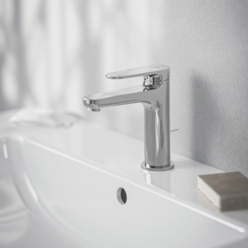 Immagine di Ideal Standard CERAFINE O miscelatore monocomando H.15 cm per lavabo, con asta di comando, scarico piletta da 1-1/4" e sistema BlueStart, finitura cromo BD769AA