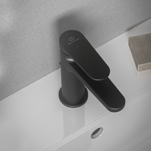 Immagine di Ideal Standard CERAFINE O miscelatore monocomando H.15 cm per lavabo, con asta di comando, scarico piletta da 1-1/4" e sistema BlueStart, colore nero finitura opaco BD769XG