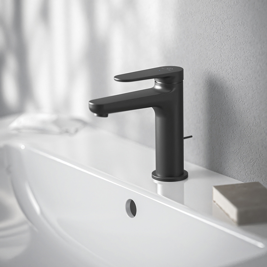 Immagine di Ideal Standard CERAFINE O miscelatore monocomando H.15 cm per lavabo, con asta di comando, scarico piletta da 1-1/4" e sistema BlueStart, colore nero finitura opaco BD769XG