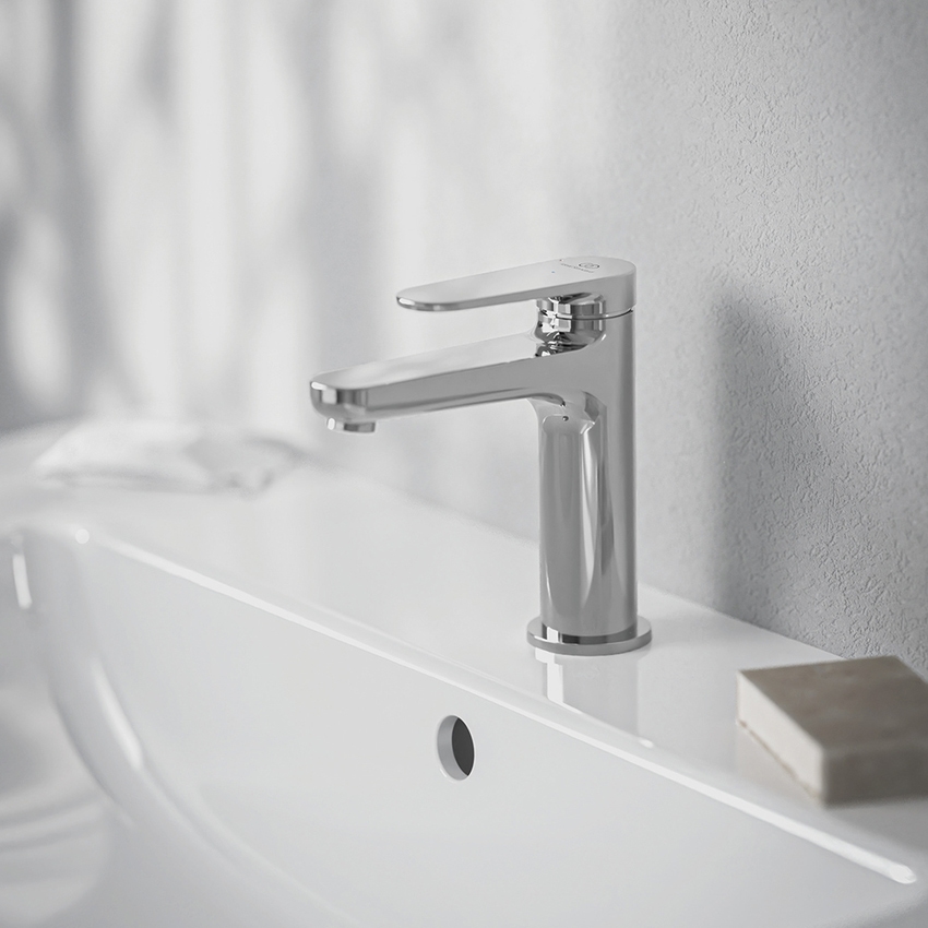 Immagine di Ideal Standard CERAFINE O miscelatore monocomando H.15 cm per lavabo, senza asta di comando e scarico piletta, sistema BlueStart, finitura cromo BD768AA