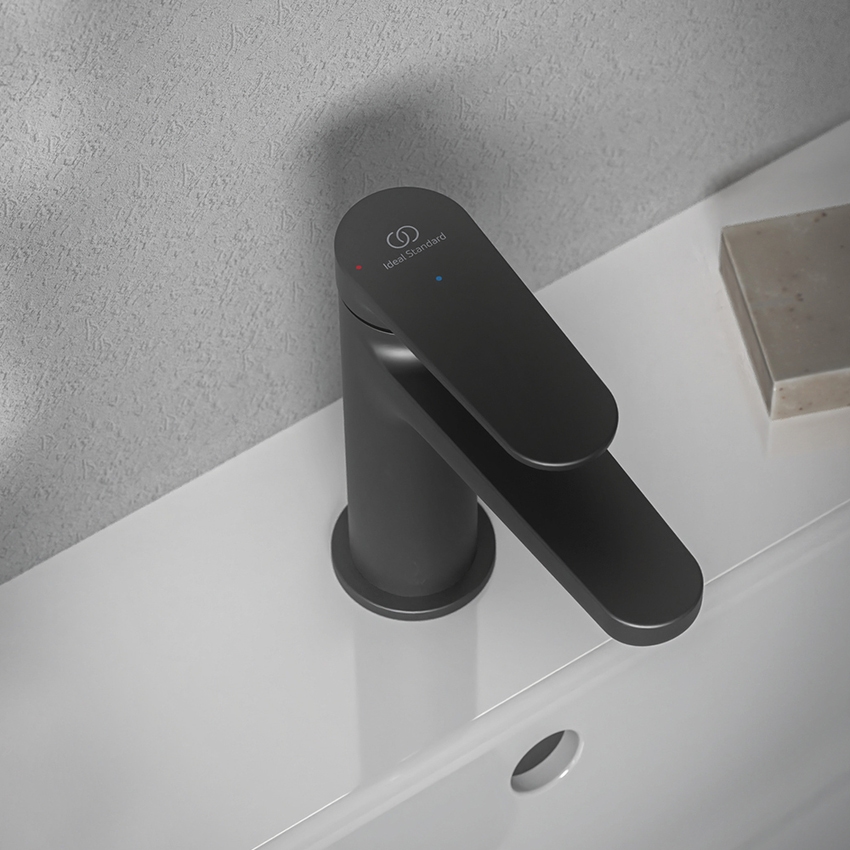 Immagine di Ideal Standard CERAFINE O miscelatore monocomando H.15 cm per lavabo, senza asta di comando e scarico piletta, sistema BlueStart, colore nero finitura opaco BD768XG