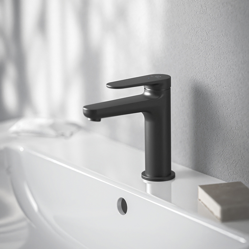 Immagine di Ideal Standard CERAFINE O miscelatore monocomando H.15 cm per lavabo, senza asta di comando e scarico piletta, sistema BlueStart, colore nero finitura opaco BD768XG