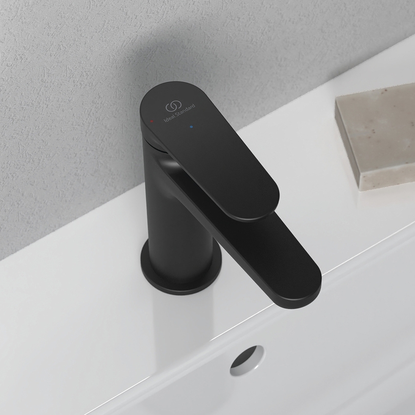 Immagine di Ideal Standard CERAFINE O miscelatore monocomando H.15 cm per lavabo, scarico piletta Click-Clack e sistema BlueStart, colore nero finitura opaco BD965XG