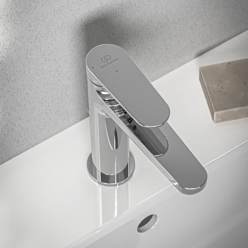 Immagine di Ideal Standard CERAFINE O miscelatore monocomando H.17 cm per lavabo, con asta di comando e scarico piletta da 1-1/4", con sistema BlueStart, finitura cromo BD771AA