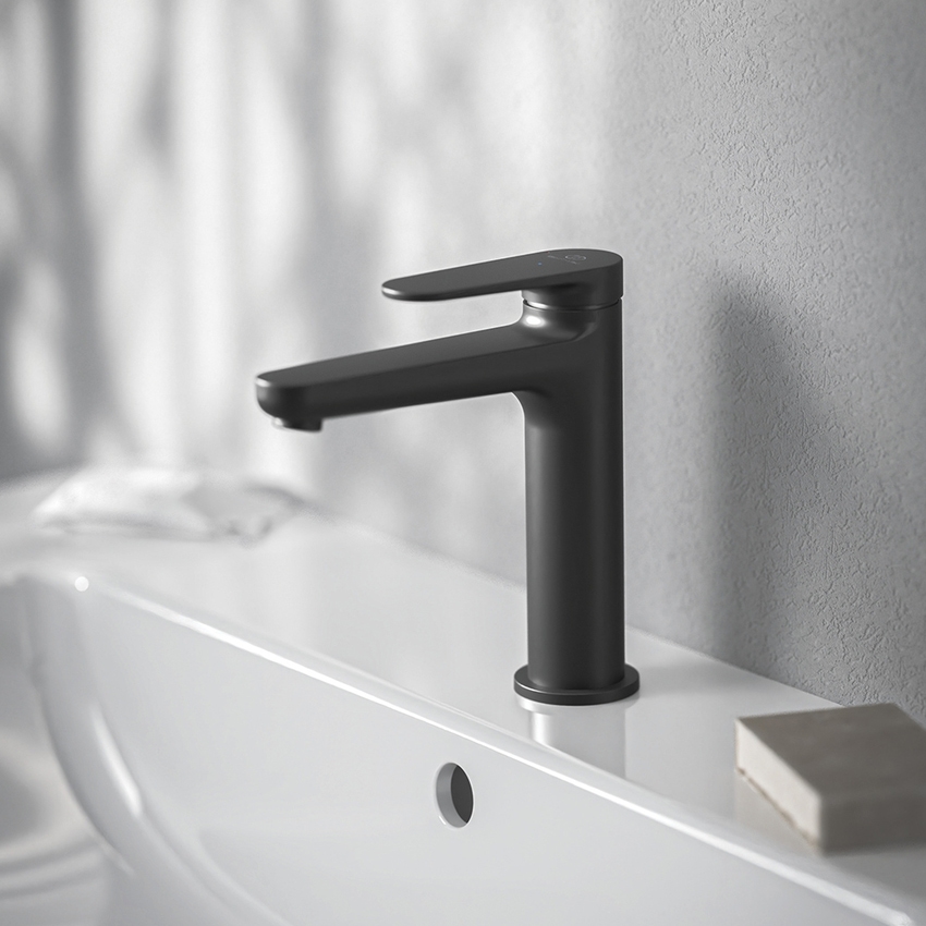 Immagine di Ideal Standard CERAFINE O miscelatore monocomando H.17 cm per lavabo, scarico piletta Click-Clack e sistema BlueStart, colore nero finitura opaco BD772XG