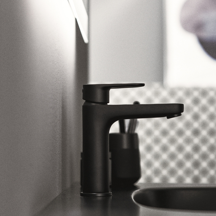 Immagine di Ideal Standard CERAFINE O miscelatore monocomando per lavabo H.18 cm, senza asta di comando e scarico piletta, colore nero finitura opaco BC554XG