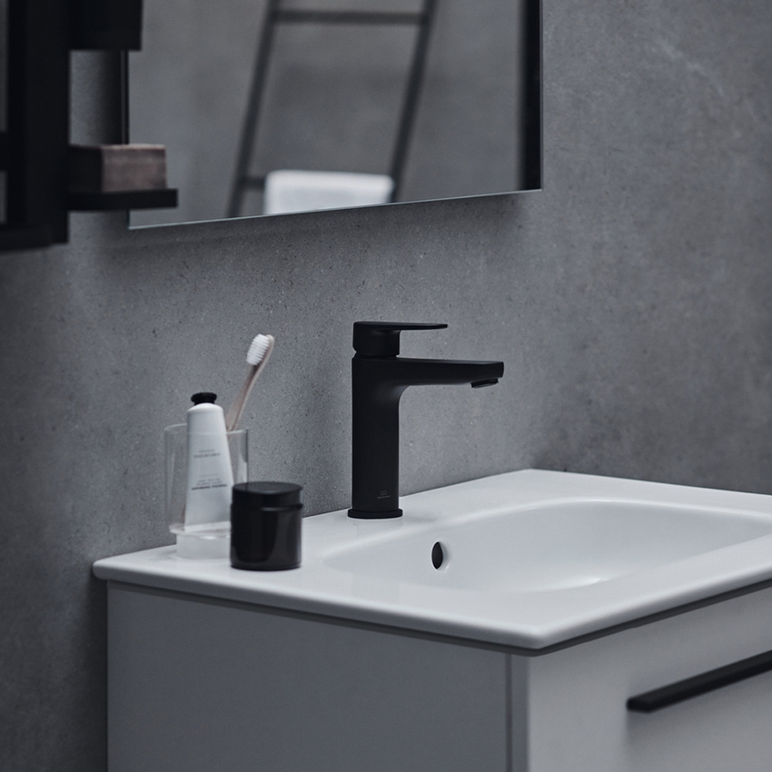 Immagine di Ideal Standard CERAFINE O miscelatore monocomando per lavabo H.18 cm, senza asta di comando e scarico piletta, colore nero finitura opaco BC554XG