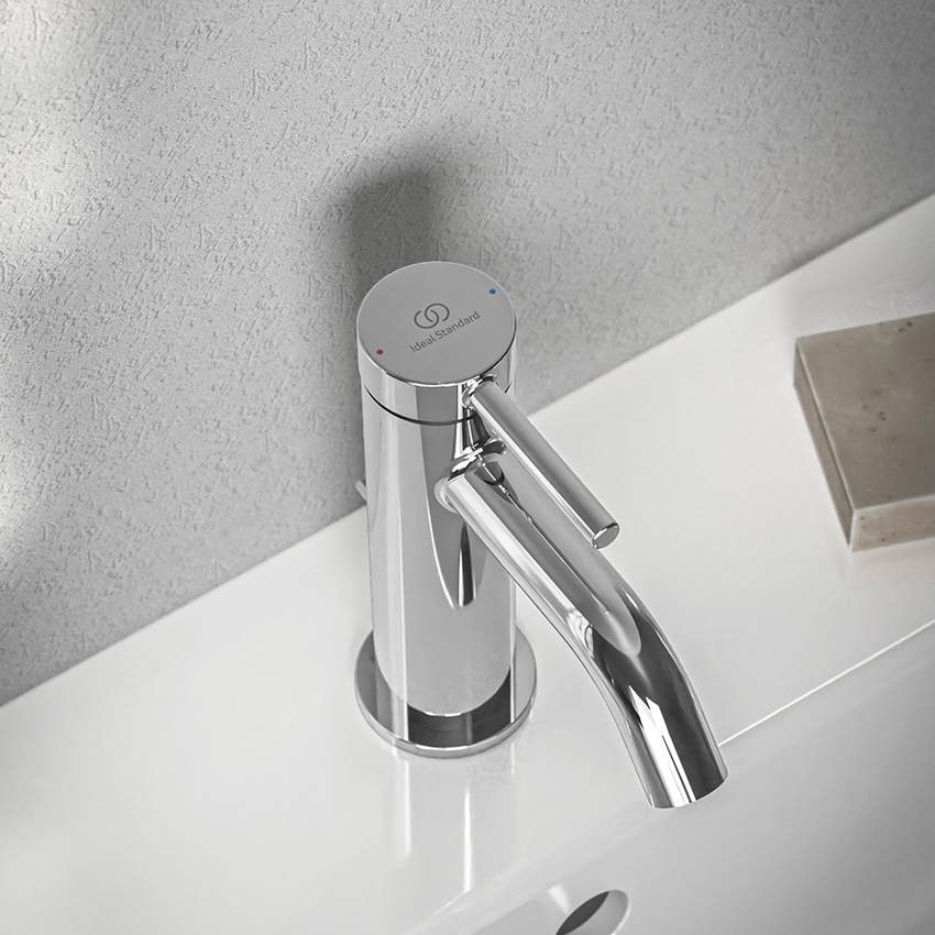 Immagine di Ideal Standard CERALINE miscelatore monocomando H.15 cm per lavabo, con asta di comando e scarico piletta da 1-1/4", finitura cromo BD846AA