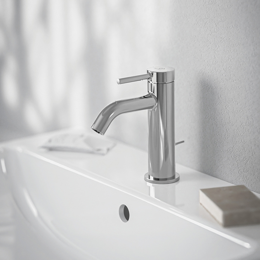 Immagine di Ideal Standard CERALINE miscelatore monocomando H.15 cm per lavabo, con asta di comando e scarico piletta da 1-1/4", finitura cromo BD846AA