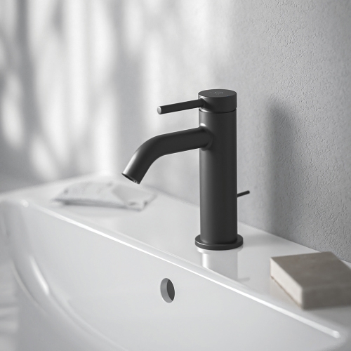 Immagine di Ideal Standard CERALINE miscelatore monocomando H.15 cm per lavabo, con asta di comando e scarico piletta da 1-1/4", colore nero finitura opaco BD846XG