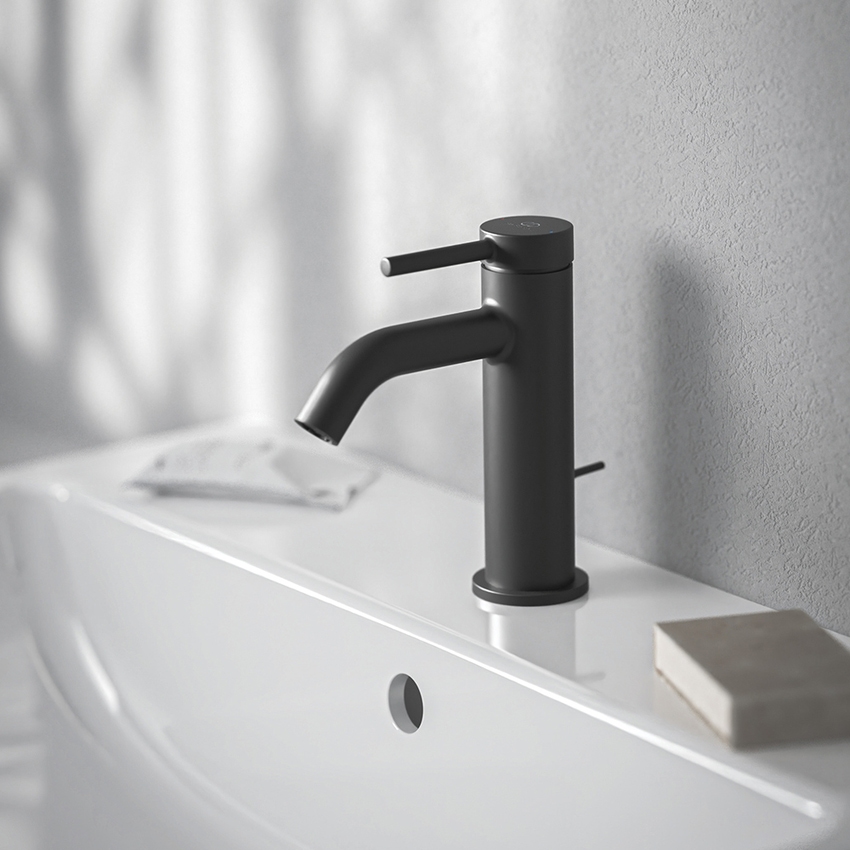 Immagine di Ideal Standard CERALINE miscelatore monocomando H.15 cm per lavabo, con asta di comando e scarico piletta da 1-1/4", colore nero finitura opaco BD846XG