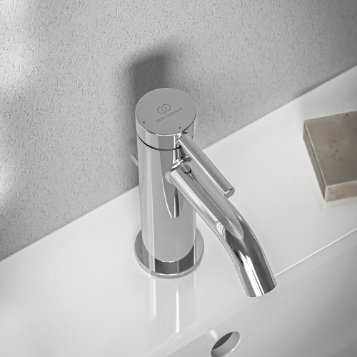 Immagine di Ideal Standard CERALINE miscelatore monocomando H.15 cm per lavabo, con asta di comando e scarico piletta da 1-1/4", con sistema BlueStart, finitura cromo BD758AA