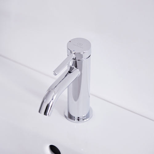 Immagine di Ideal Standard CERALINE miscelatore monocomando H.15 cm per lavabo, con asta di comando e scarico piletta da 1-1/4", con sistema BlueStart, finitura cromo BD758AA