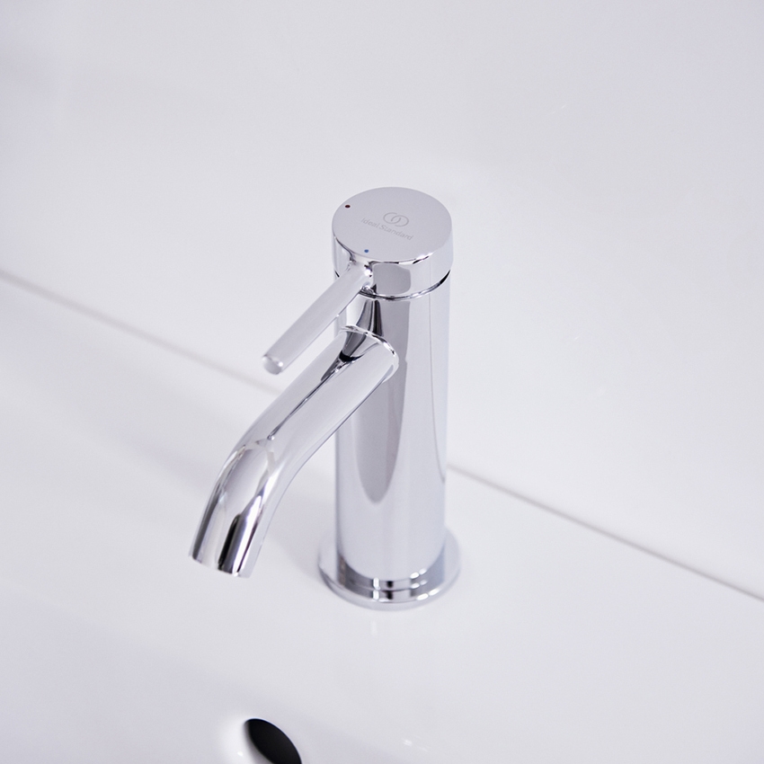 Immagine di Ideal Standard CERALINE miscelatore monocomando H.15 cm per lavabo, con asta di comando e scarico piletta da 1-1/4", con sistema BlueStart, finitura cromo BD758AA